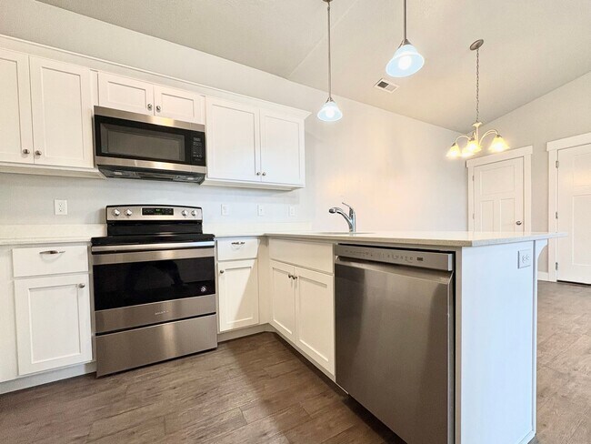 Building Photo - Spacious & Bright 3 Bedroom Condo with Pool Access, Garage, and Prime Lehi Location!