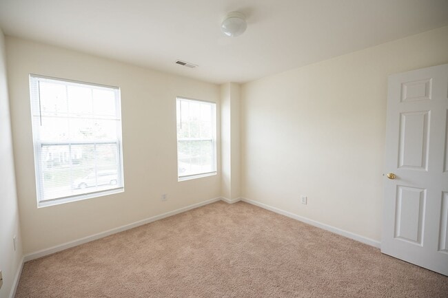 Building Photo - Spacious beautiful 4 bedroom 2.5 bath home  In Greensboro with an office/upstairs loft/ sunroom/ ...