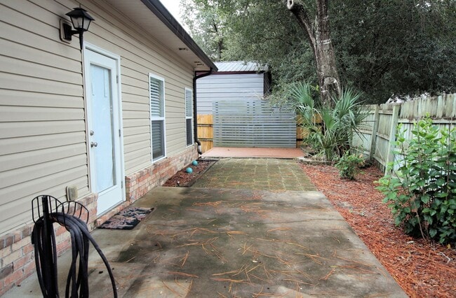 Building Photo - Central Niceville Location