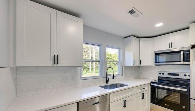 Building Photo - Stunningly Renovated 3BD/1BA Single Family Home in Newton, NC!