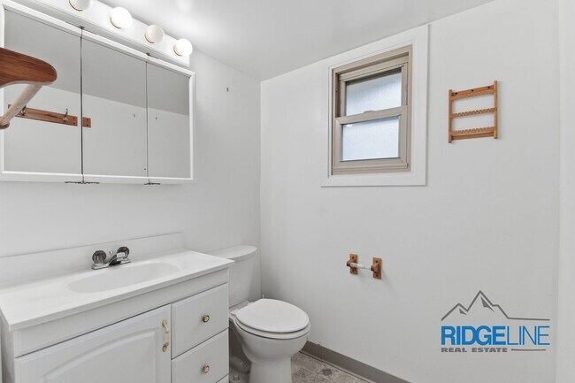 Building Photo - Sunnyside single family home with oversized 2 car garage