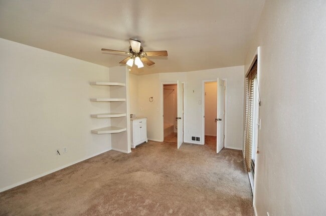 Building Photo - 3 bed 2 bath rancher duplex (stainless appliances & granite counters)