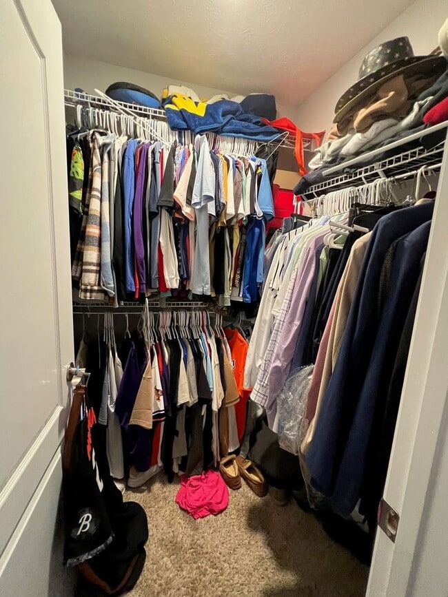 Building Photo - End Unit Townhouse with Garage and Unfinished Basement