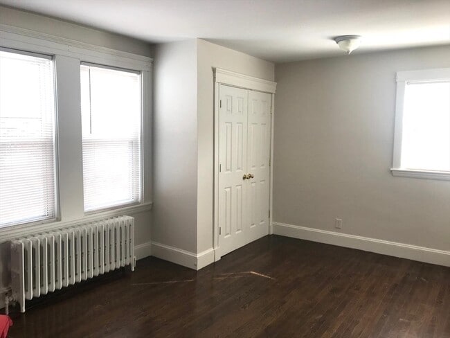 Building Photo - 11 W Elm Ave