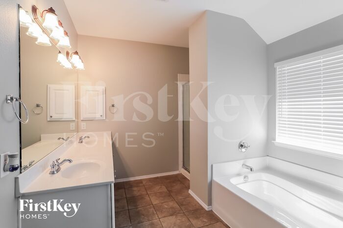 Building Photo - 719 Hickory Ln