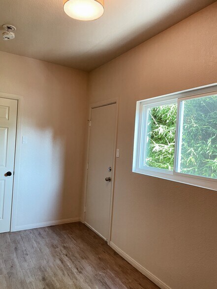 downstairs office// small bedroom - 3959 S Van Ness Ave
