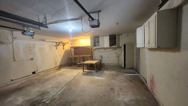 Building Photo - 5519 NW Eisenhower Dr
