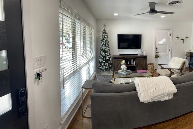 Building Photo - 2310 Hialeah Dr