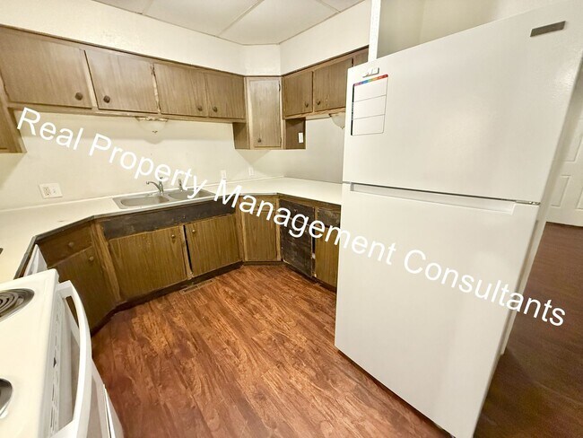 Building Photo - 3 Bed 2 Bath Duplex Now Available!