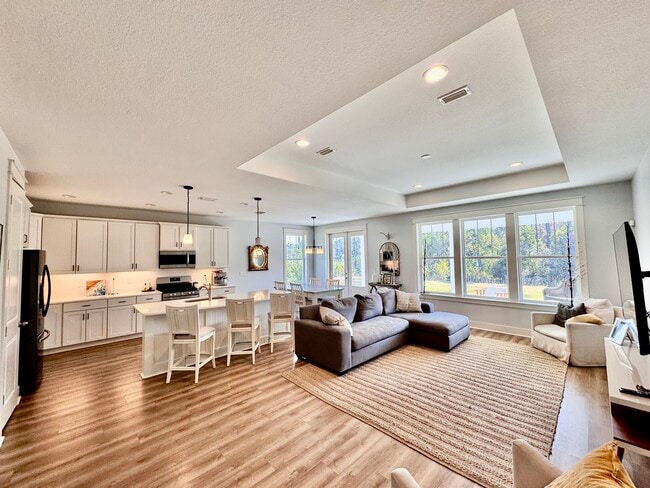 Building Photo - 300 Foxtail Wy