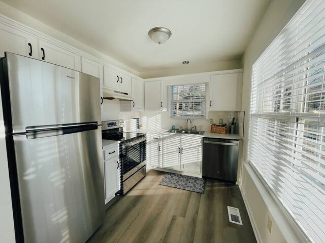 Kitchen - 424 Sioux Trail