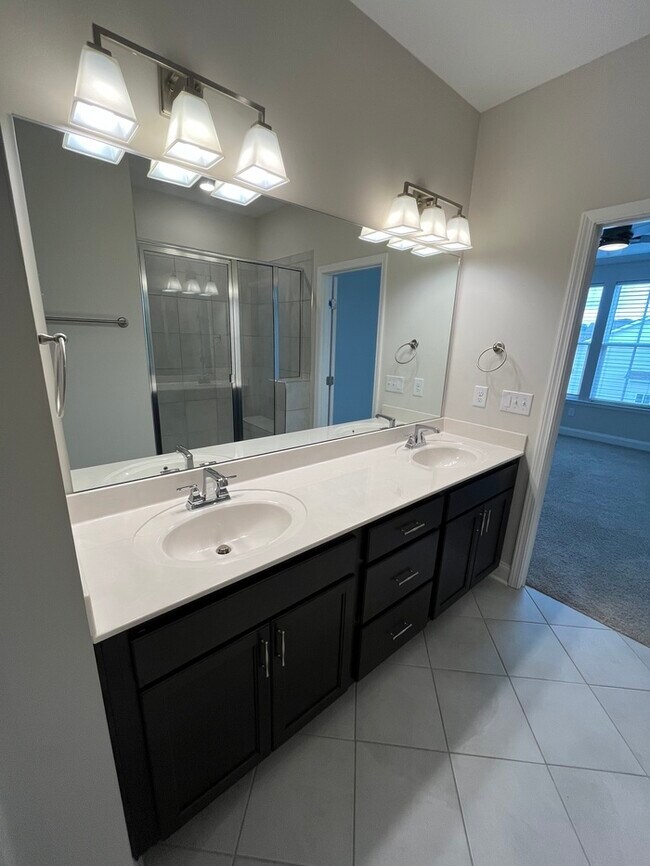 Building Photo - Beautiful 2-Bedroom Townhome with Modern C...
