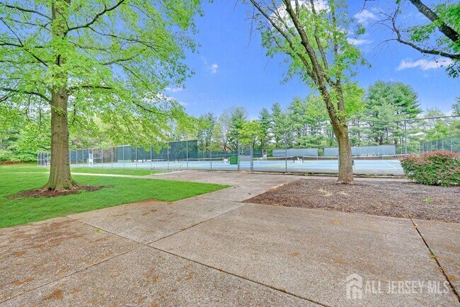 Building Photo - 540 Sayre Dr