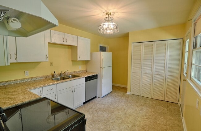 Building Photo - Home in Chapel Hill