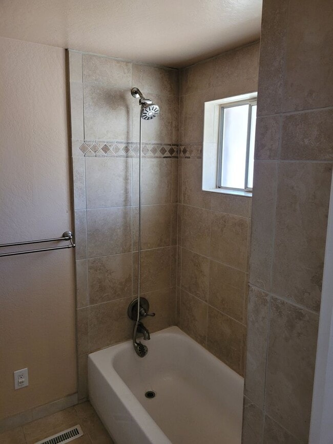 Building Photo - Pet Friendly Carson Home