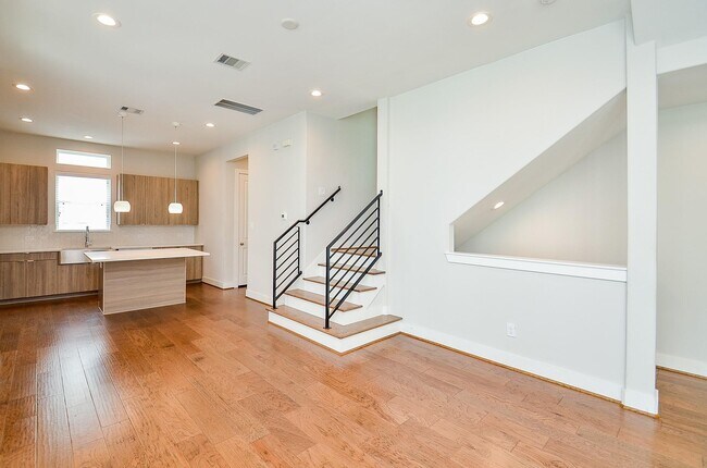 Building Photo - 5903 Val Verde St