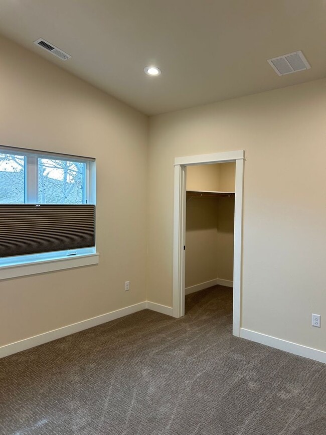 Building Photo - 2Br 2Full Baths and 2 walk in closets-privacy and space. Move in special $500 off first full mont...