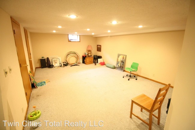 Building Photo - 3 br, 2 bath House - 535 E Minnehaha Parkway