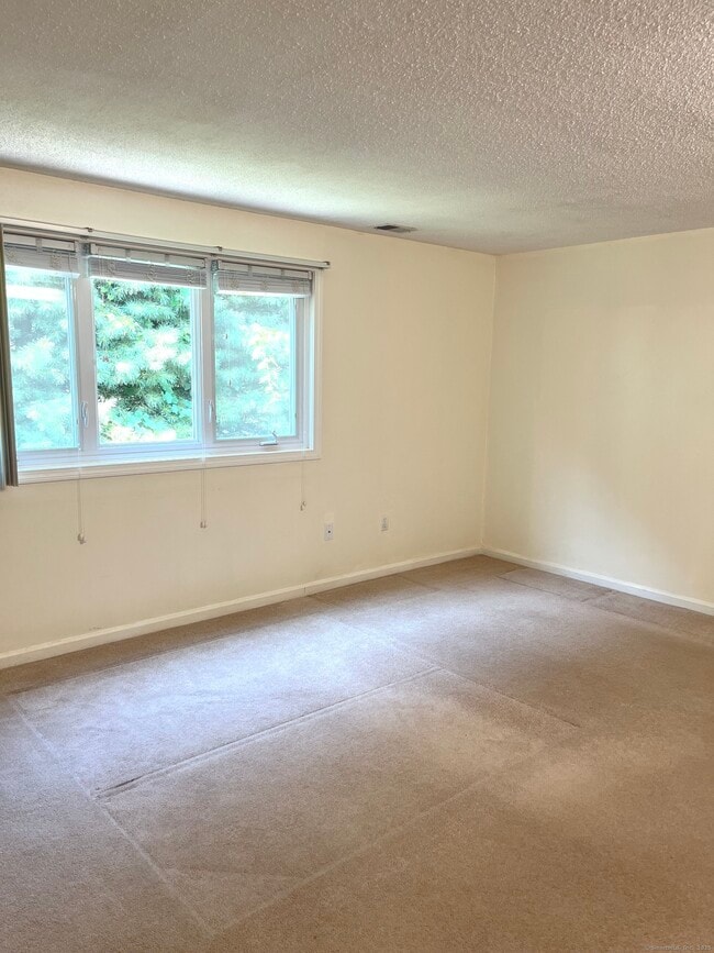 Building Photo - 44 Oak Ridge Dr
