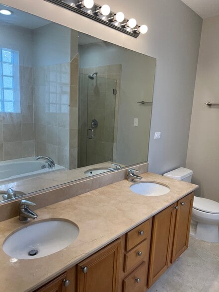 Master bath - 2327 S Sawyer Ave