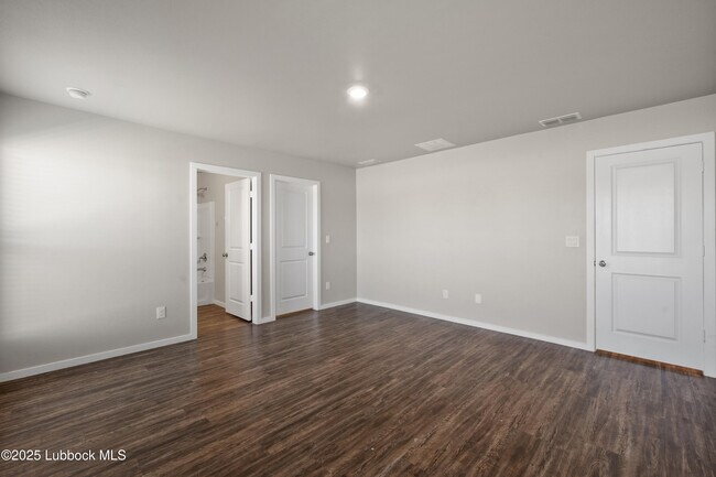Building Photo - 2031 Kenwood Ave