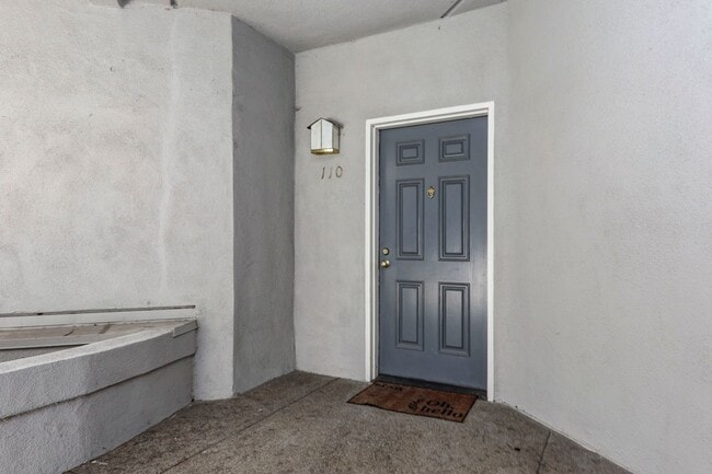 Building Photo - Large 2 Bed/2 Bath San Mateo condo near downtown with two parking spaces. YouTube Tour!!