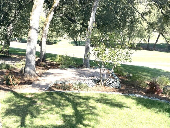 Building Photo - 3/2 plus a large bonus room-Home on golf c...