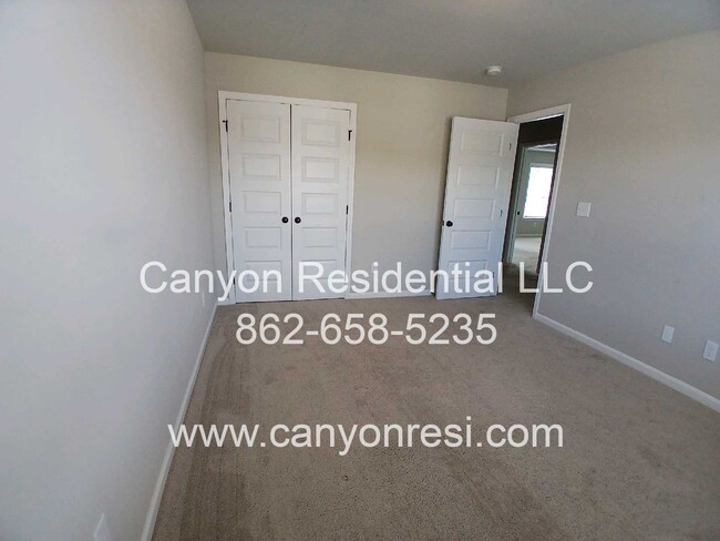 Building Photo - MUST SEE Fantastic 4BR 2/5 BA near everyth...