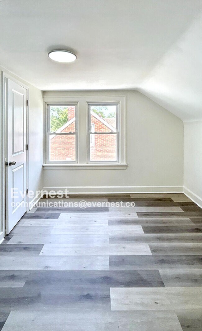 Building Photo - Spacious 4-Bedroom Home with Great Space /...