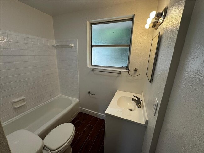 Building Photo - 1610 Crest Ave