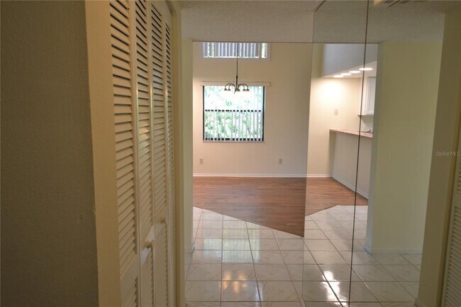 Building Photo - 226 Woodlake Wynde