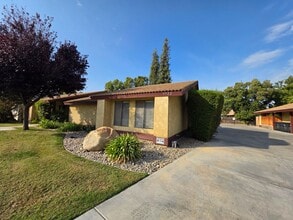 Building Photo - 2 bedroom 1 bathroom condo near Country Club!