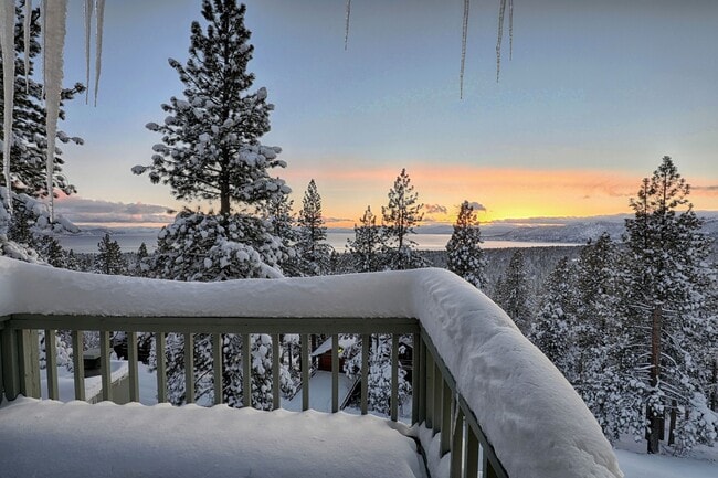 Building Photo - Gorgeous Lake View Condo