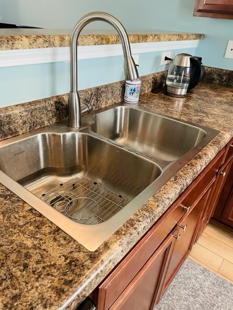 Double sink - 709 Elton Ave