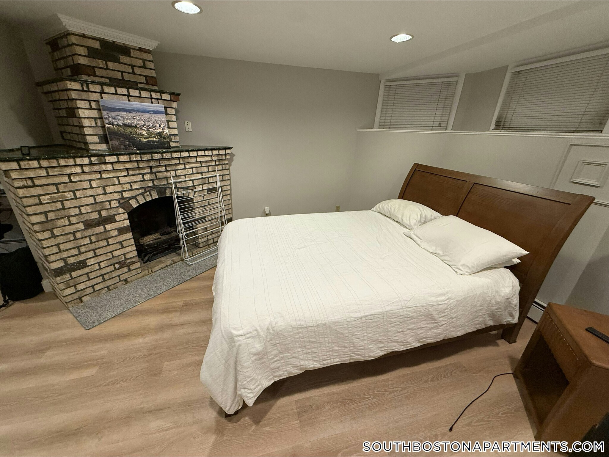 Building Photo - 868 E 2nd St