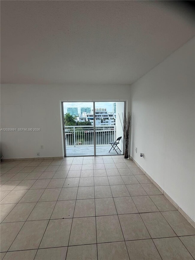Building Photo - 400 Kings Point Dr