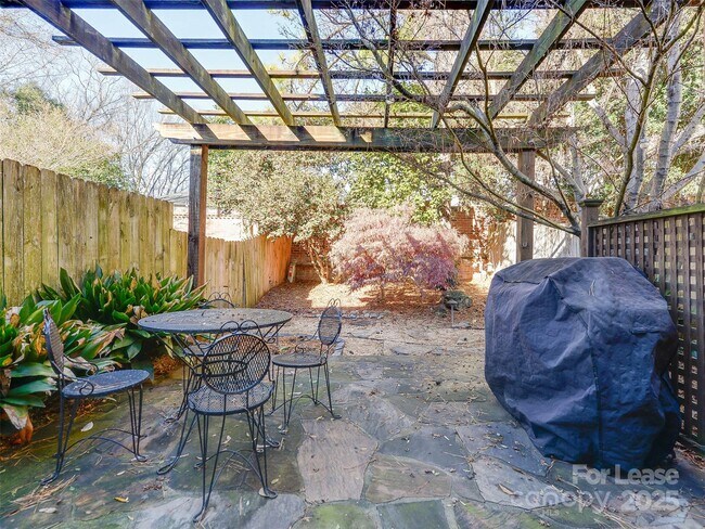 Building Photo - 527 Hawthorne Ln