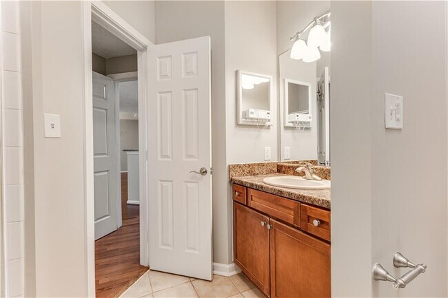 Building Photo - 1250 Parkwood Cir SE