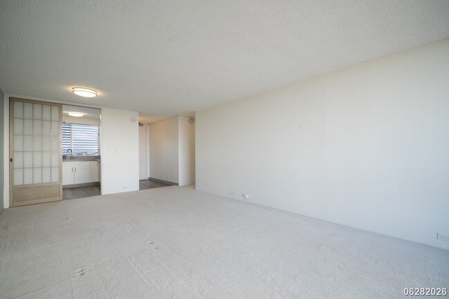 Building Photo - 2 Bd/2 Ba/1 Parking Condo in Banyan Tree Plaza, Honolulu