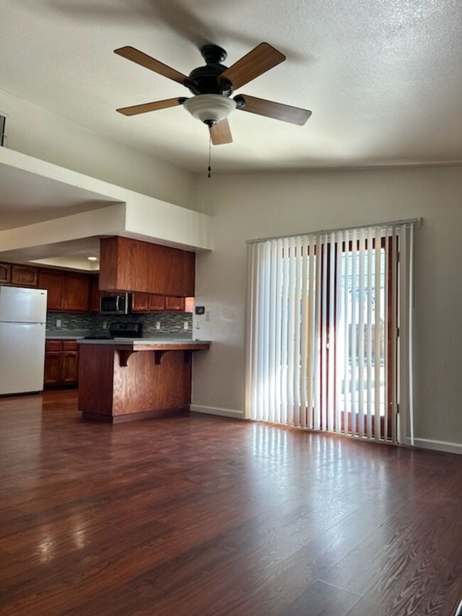 Building Photo - PLEASE CONTACT VAUGHN REALTY TO SET UP AN APPOINTMENT (760)446-6561