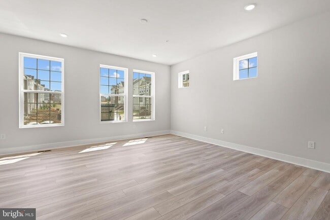 Building Photo - 7736 Meander Ct S