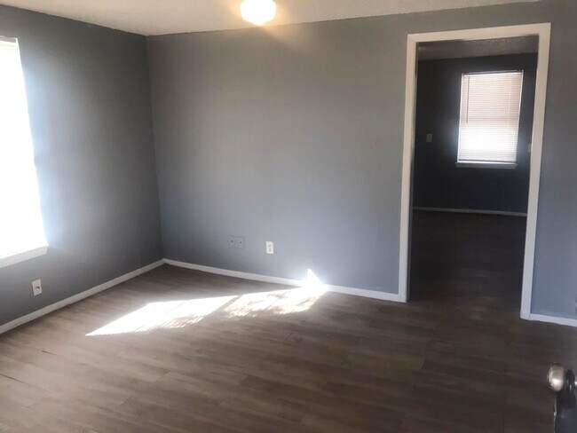 Building Photo - $0 First Month's Rent / $0 Deposit at Move-in