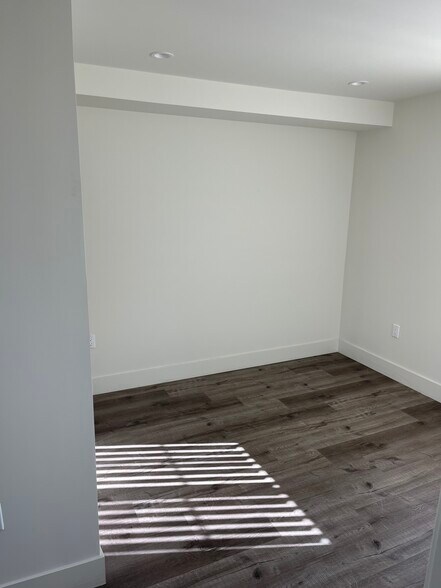 Building Photo - 8548 Reseda Blvd