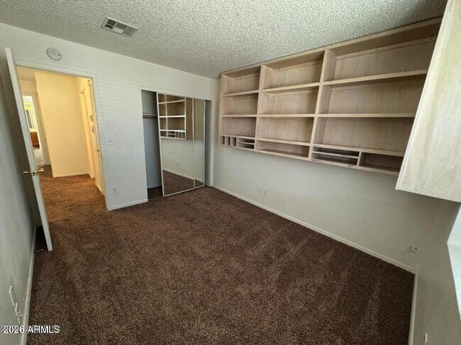 Building Photo - 4053 E Woodland Dr