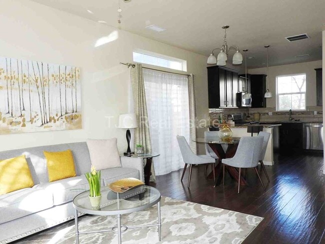 Building Photo - Central Park Town Home for Rent!