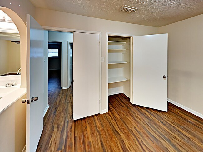 Building Photo - 16259 Hollow Wood Dr