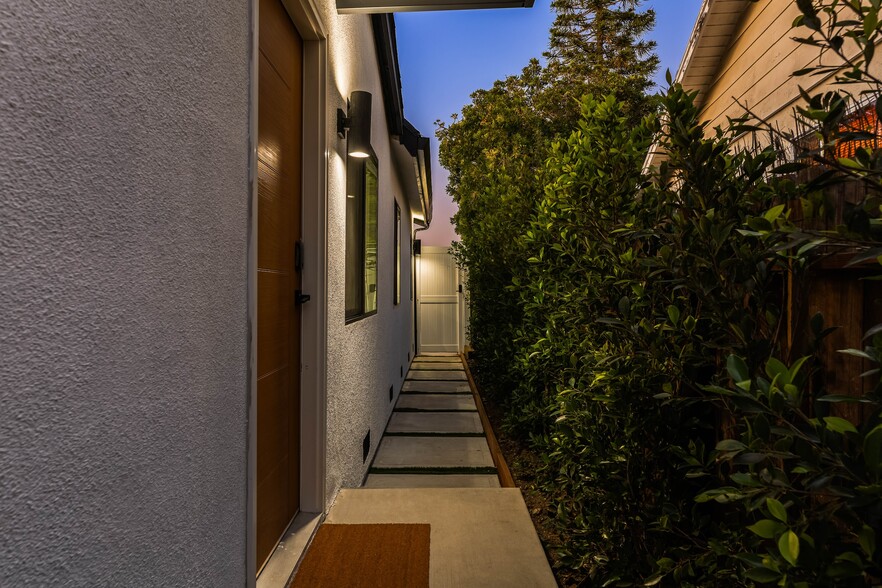 Building Photo - 212 W 64th St