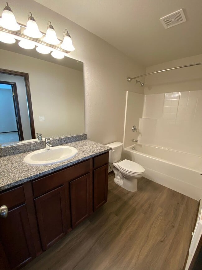 Building Photo - Newer, Spacious 5 Bedroom 3 Bed House!