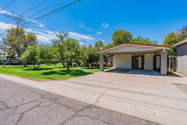 Building Photo - Classic Red Brick Beauty in Prestigious No...