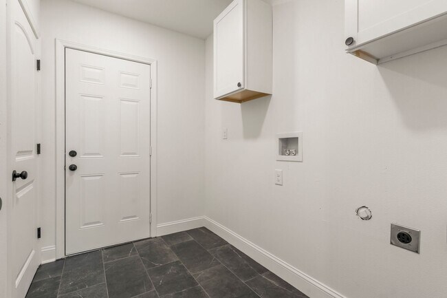 Building Photo - Stunning 2 Bedroom 2 Bath in the heart of Tulsa!